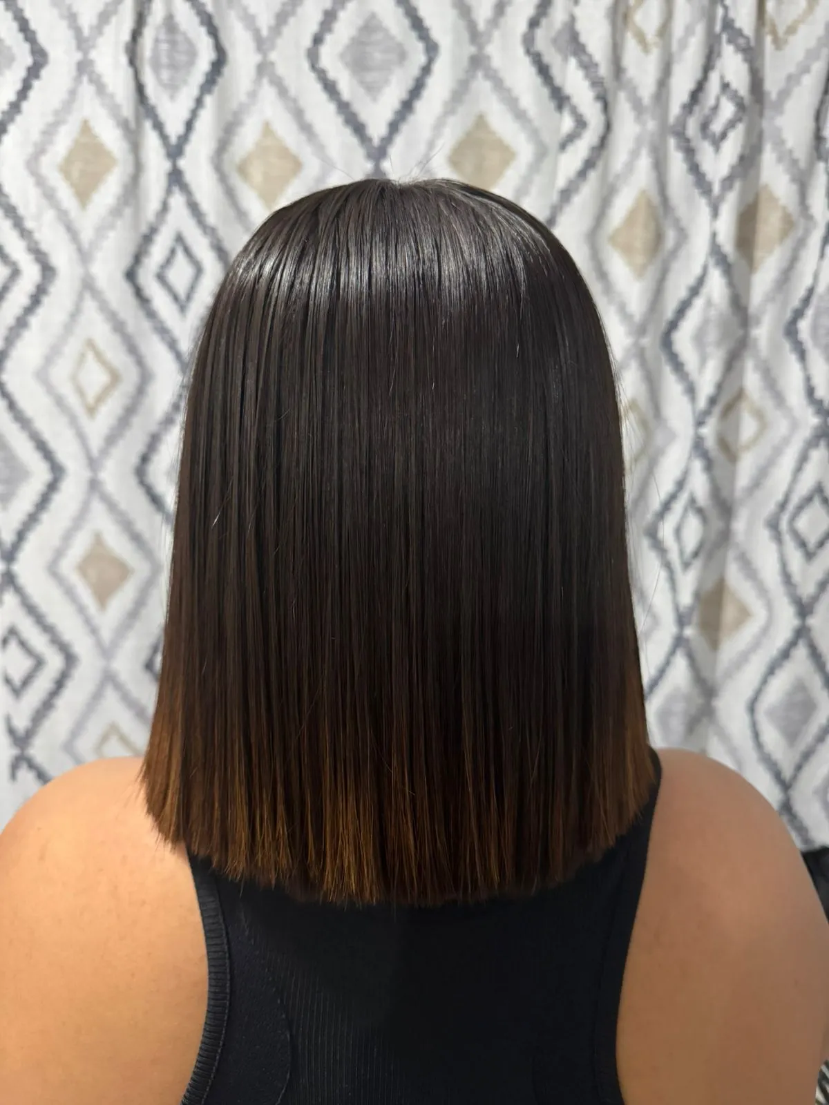 Resultado final con corte y perfilado de barbería profesional