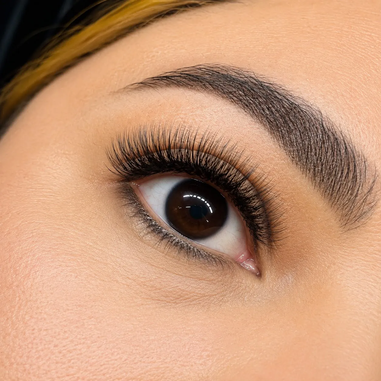 Aplicación de pigmento en cejas