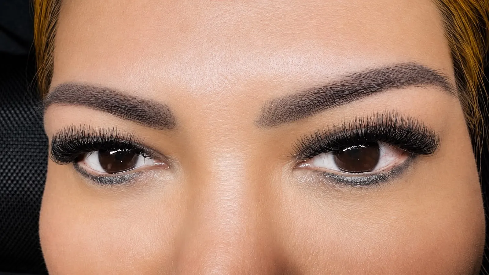 Aplicación de pigmento en cejas
